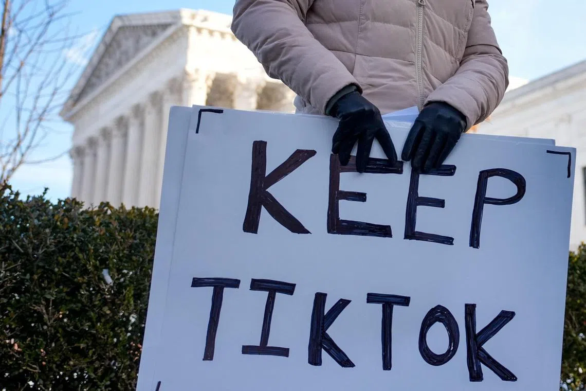 美国封禁TikTok的法案即将在星期天生效，反对平台下架的TikTok内容创作者到法院外抗议。（法新社）