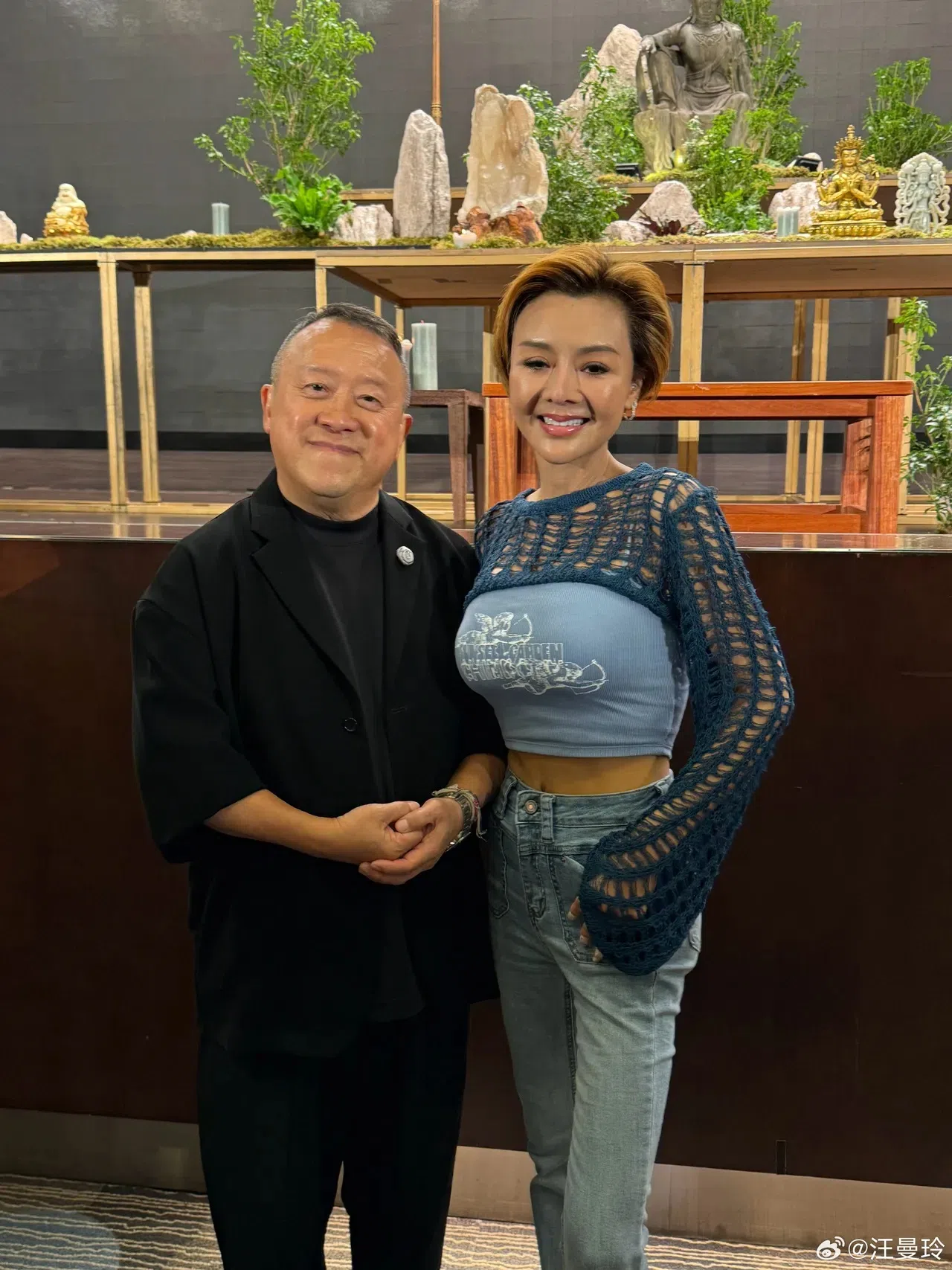 叶子楣（右）现身支持曾志伟主办的慈善晚宴。（互联网）