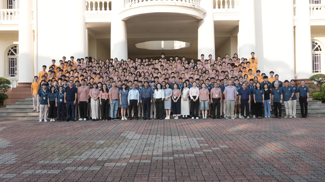 全体与会师生在钟楼前合影留念。（华侨中学提供）