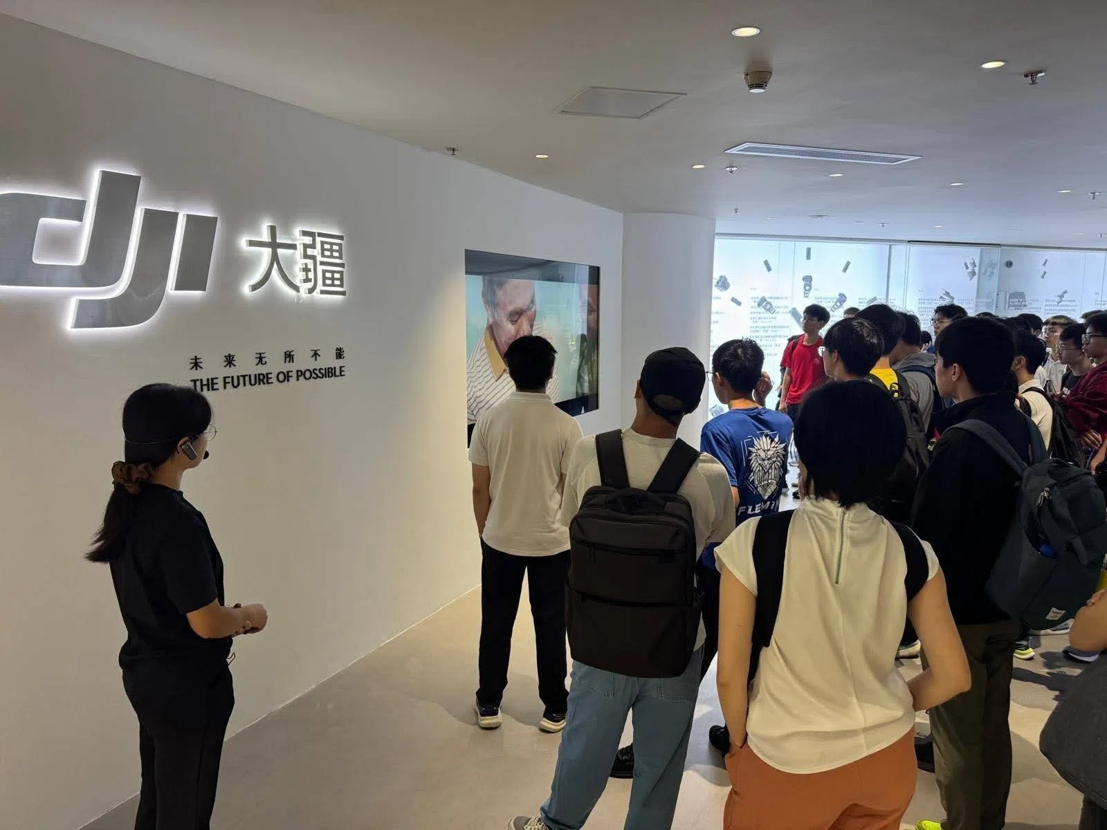 师生们9月6日到访科技公司大疆创新，了解无人机的应用与价值。（新加坡国立大学附属数理中学提供）