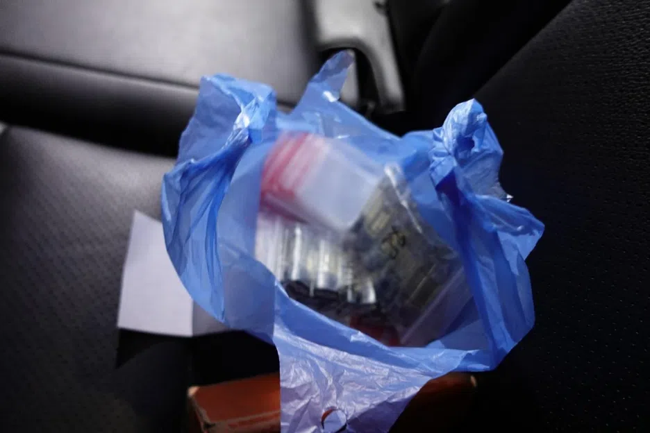 被告涉嫌在2025年10月21日凌晨零时左右，在榜鹅中路靠近第三号电灯柱的路段，以贩运为目的持有29个含有依托咪酯的烟弹。（卫生科学局提供）