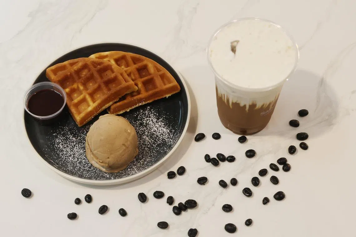 Sabana Coffee的咖啡玛奇朵和BakeDept的Kopi Gao冰淇淋，巧妙融合创新与传统，更贴近年轻消费者的口味与喜好。（唐家鸿摄）