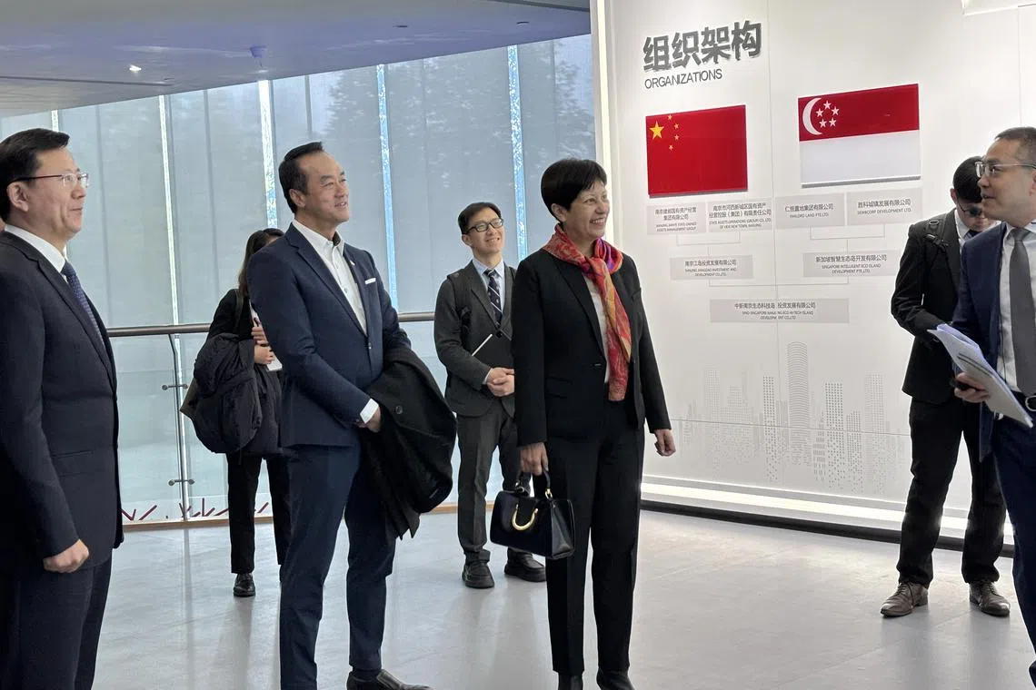 总理公署部长兼财政部及国家发展部第二部长英兰妮（前排右三）、人力部兼永续发展与环境部高级政务部长许宝琨医生星期二（12月3日）下午到访中新南京生态科技岛，并参观生态科技岛展厅。