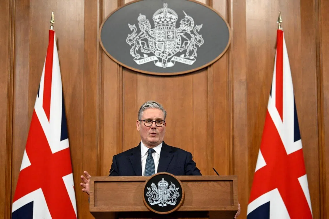 3月5日，英国首相斯塔默在伦敦唐宁街的新闻发布会上就中东局势发布公告。（法新社）