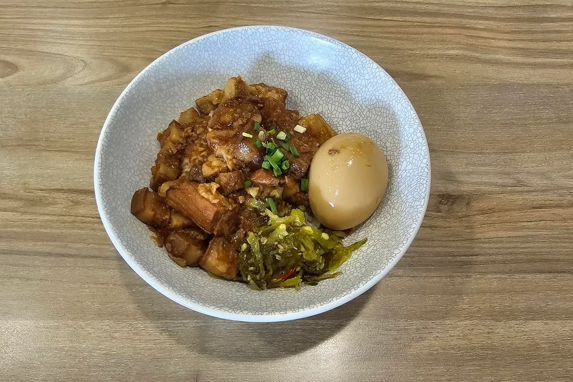 台南卤肉饭，猪肉肥瘦相间，米饭松软弹牙。（黄亿敏摄）