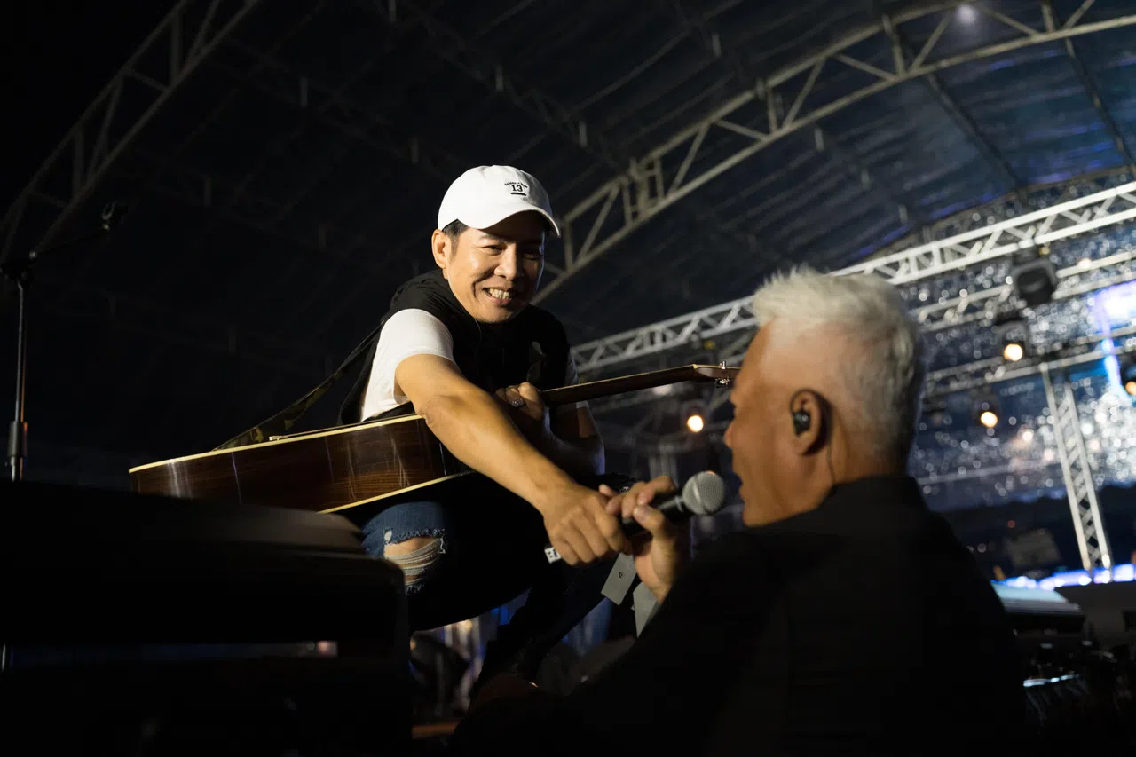 黎沸挥（左）唱到一半，将麦克风递给舞台下的巫启贤（右）。（弹唱人提供）