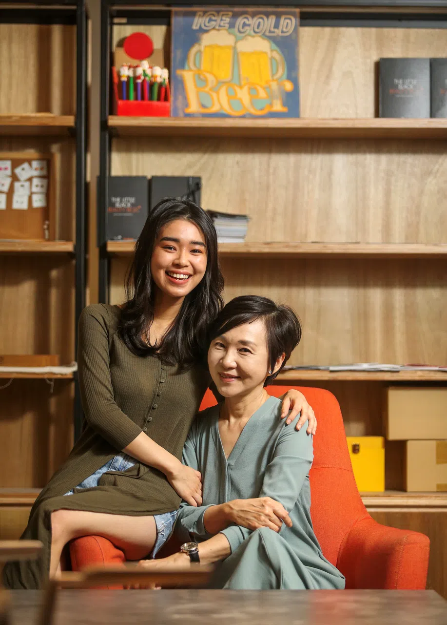 梁嘉靖（左）是前知名主持人周如珠的小女儿。（档案照）