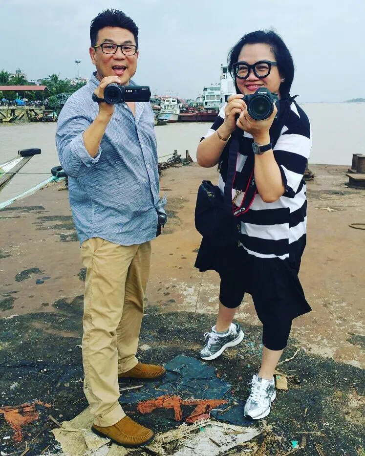 麦如丽（右）与梁志强到缅甸做电影音效。（受访者提供）