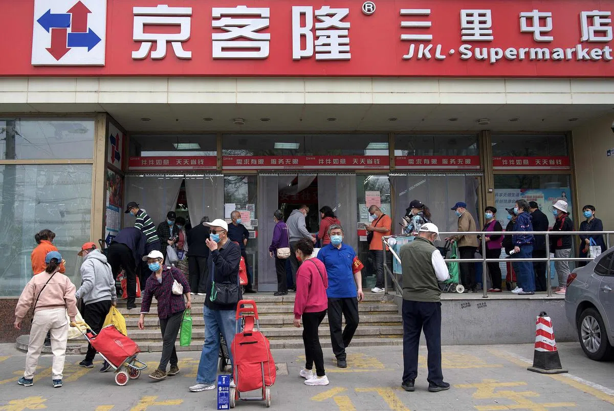 许多民众今天前往位于北京市的这家超市购买食品。（法新社）