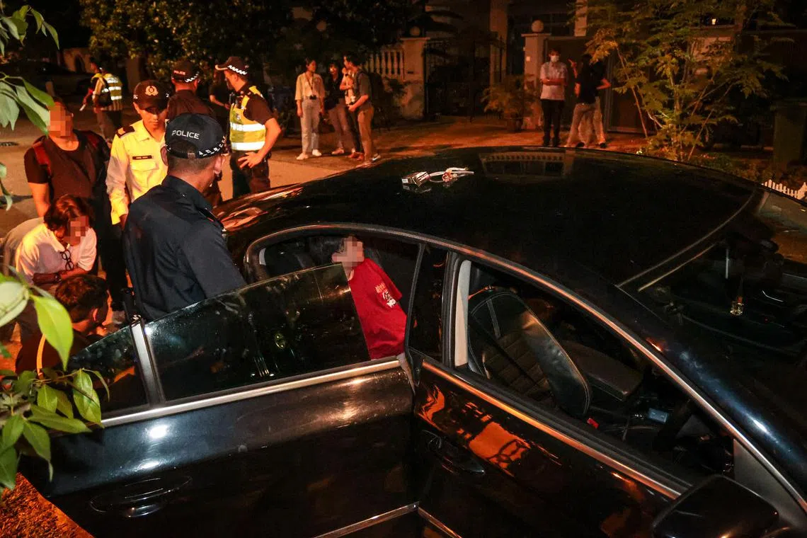 交警在酒廊附近巡逻时，发现一辆已注销的汽车在路上行驶，意外揭发一起涉毒案。（张俊杰摄）