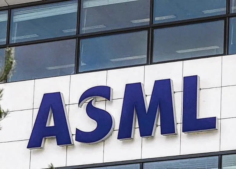 阿斯麦（ASML）是1984年成立的荷兰晶片制造设备商，主要客户包括台积电、三星电子和英特尔。公司是全球唯一能生产极紫外光刻机的制造商，这类光刻机是制造先进晶片的关键设备。（档案照片）