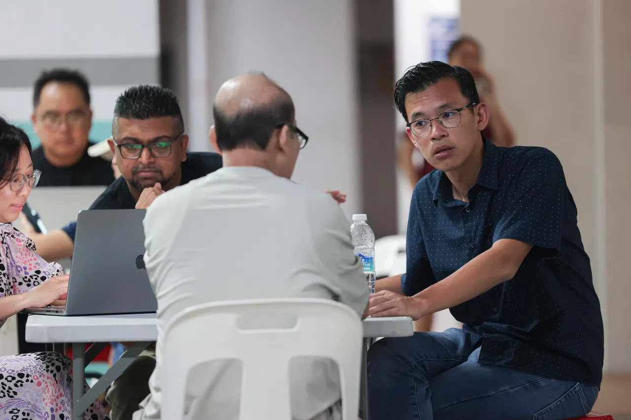 接管阿裕尼集选区实龙岗分区的工人党议员张文杰（右一），星期一首次接见选民。他过去两年也在林瑞莲和严燕松接见选民时帮忙，与不少居民都很熟悉。（李冠卫摄）