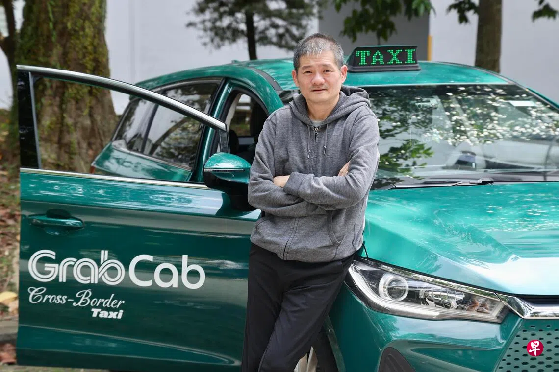 Grab自今年5月4日推出电召跨境德士服务以来，迄今已完成1万3000趟跨境行程。GrabCab司机黄永盛指前往新山的订单，8月以来明显增加。 （邝启聪摄）