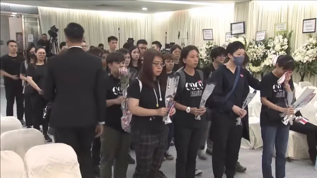 李玟粉丝在灵堂伤心落泪。（互联网）