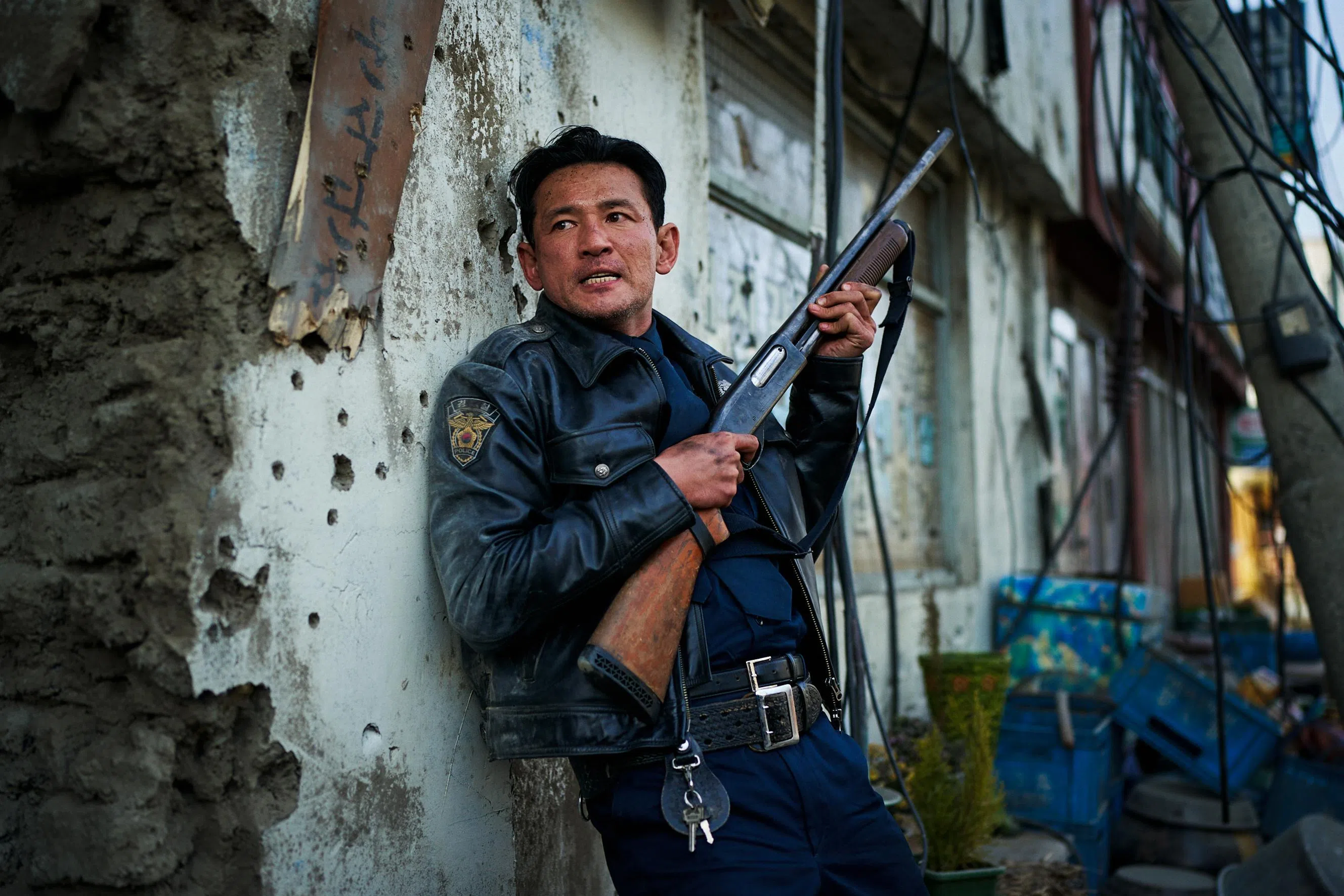黄晸珉扮演的警察局长虽然胆小怕事，但仍极力追踪神秘怪物。（嘉华院线提供）