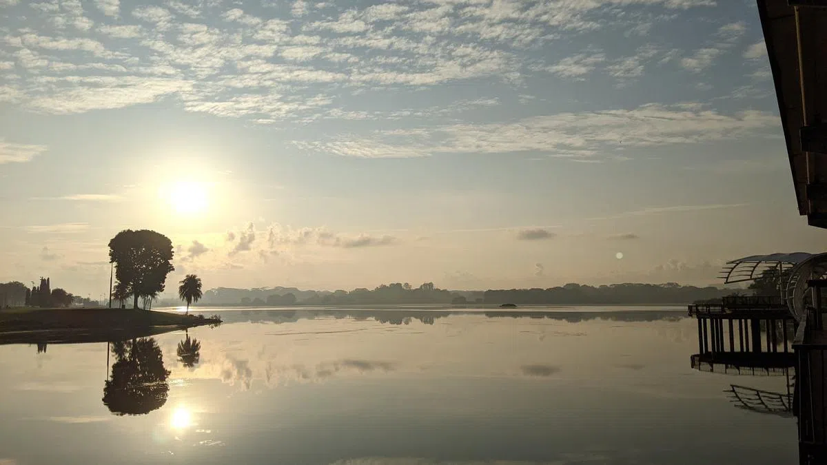 历史步桥和临近的Orchid Country Club一角，乍看之下有巴厘岛气息。（摄影/刘永健）