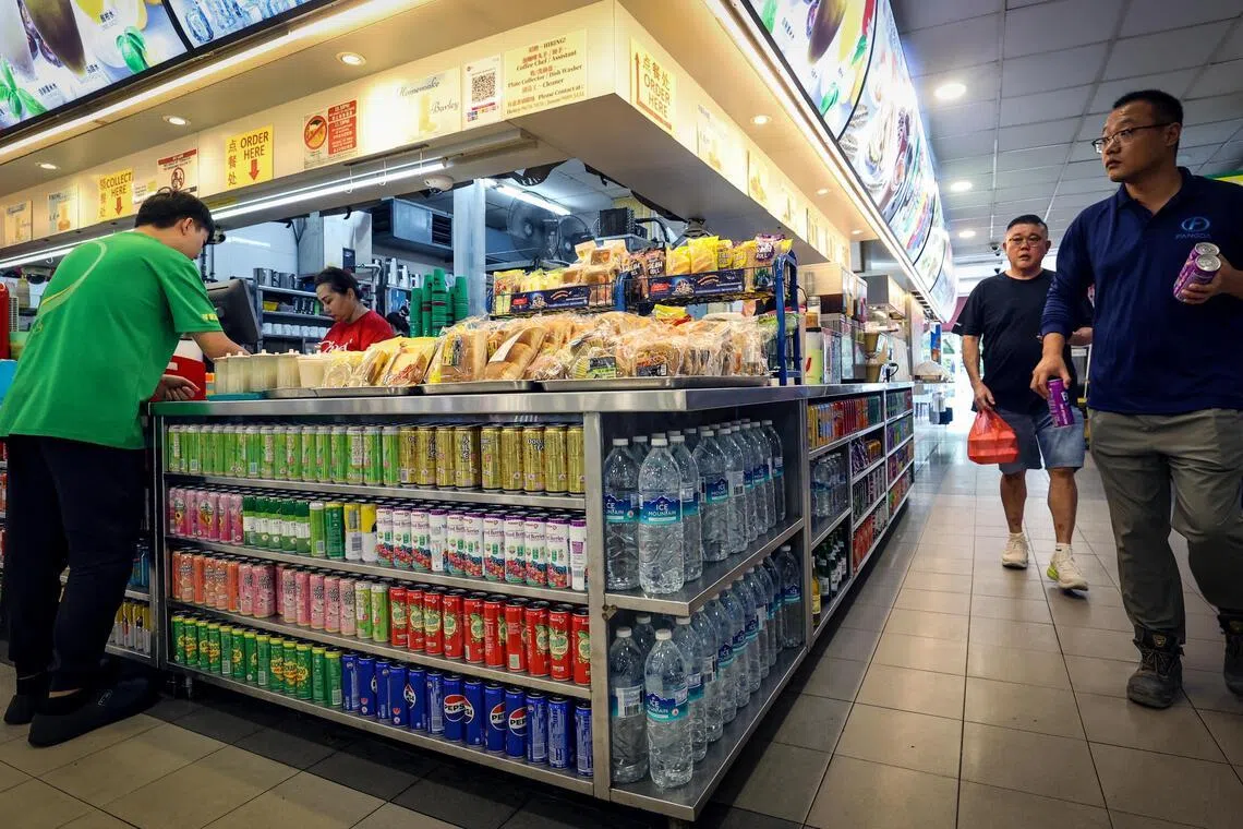 目前，只有面积超过200平方公尺的大型超市须设立回收站。（邝启聪摄）