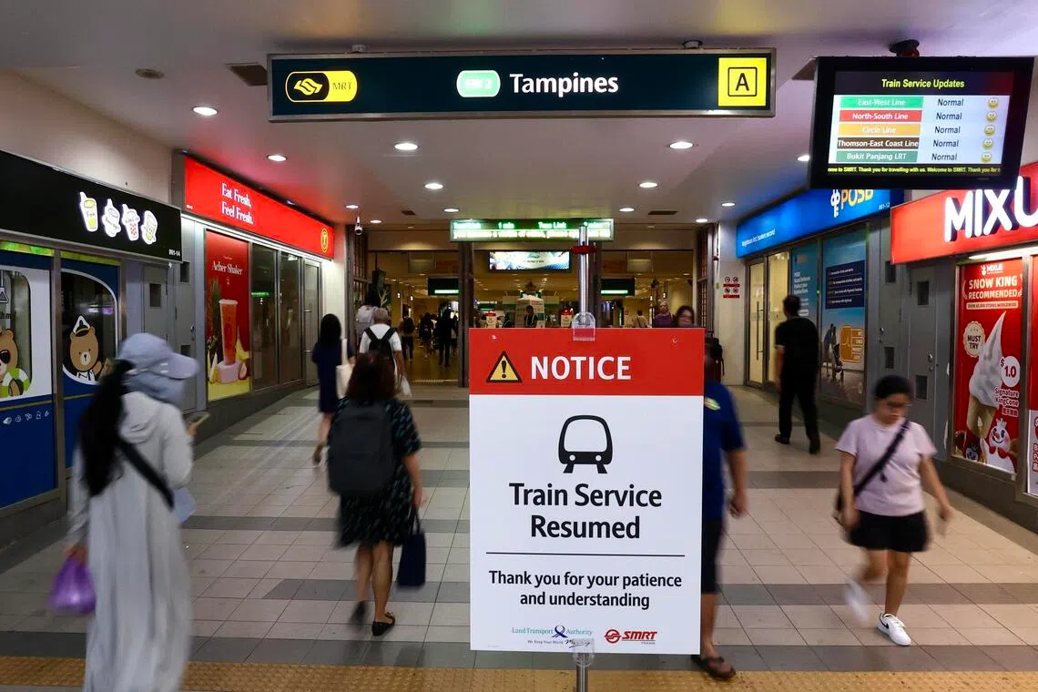 淡滨尼站内放置指示牌提醒乘客地铁服务已恢复。（邬福梁摄）