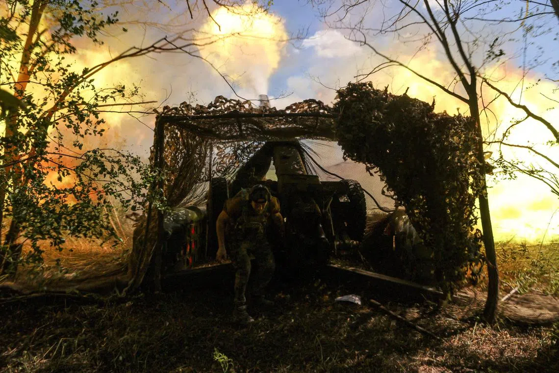 乌军士兵周二在顿涅茨克州前线向俄军发射D-30榴弹炮。（路透社）