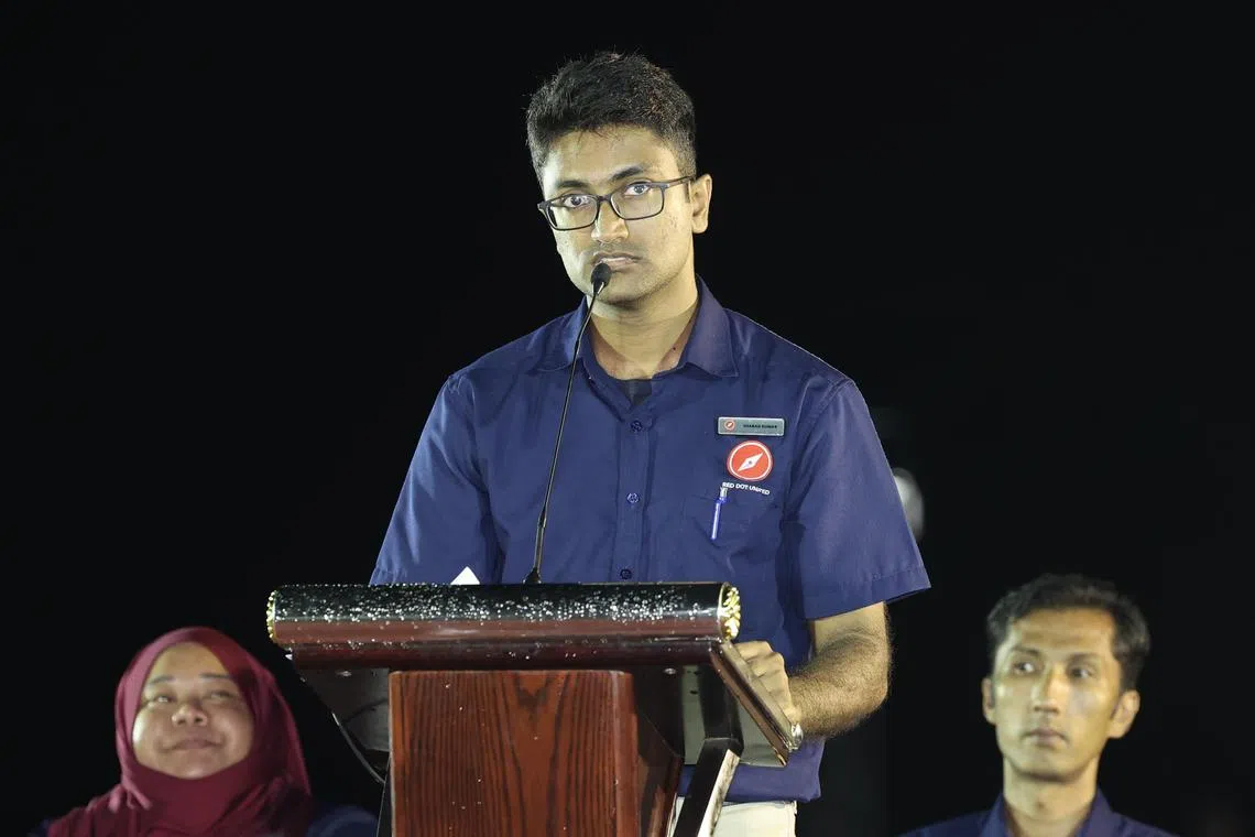 角逐荷兰—武吉知马集选区议席，同时也是红点同心党最年轻的候选人沙拉德（Sharad Kumar，25岁）在细雨中演讲时说，廉洁政治应是新加坡发展的方向标，无论身份或地位，人人都应受到同等的问责。（邬福梁摄）