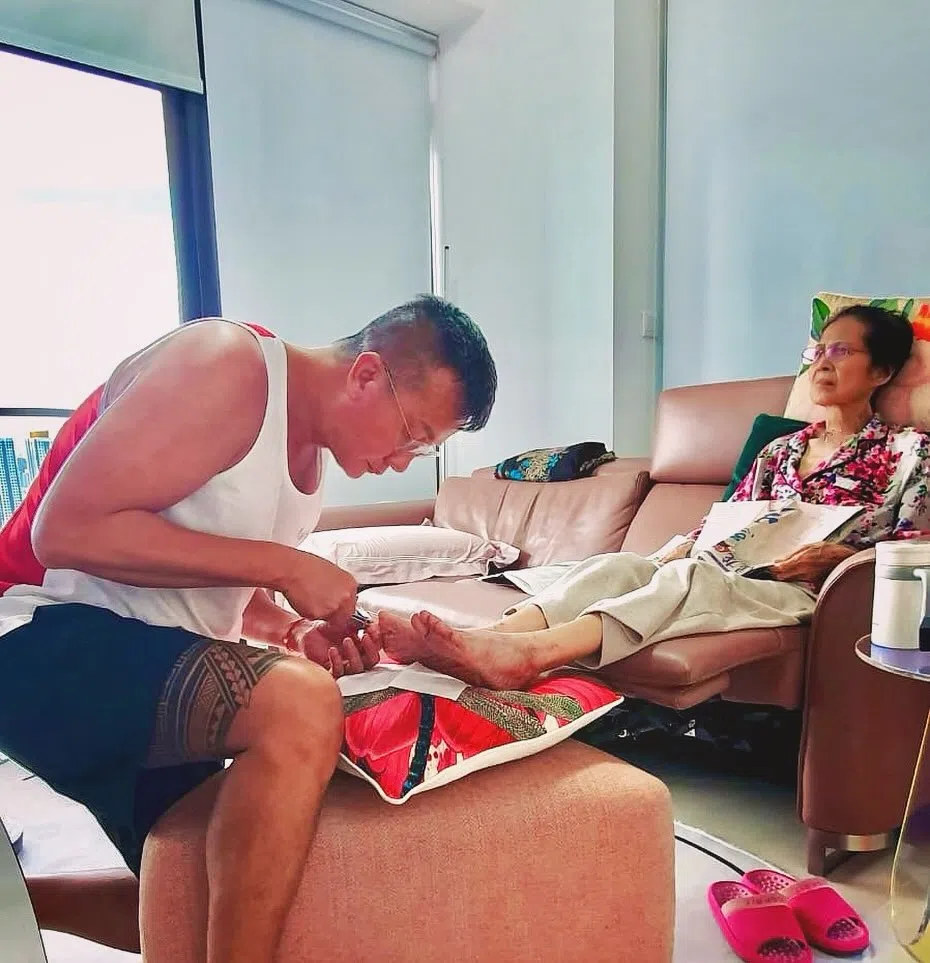 陈汉玮帮陈妈妈剪脚趾甲。（取自陈汉玮IG）
