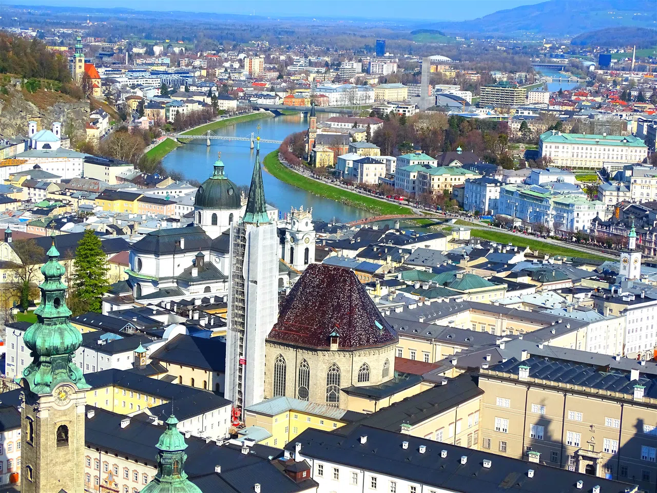 从要塞城堡上俯瞰萨尔茨堡市容。（许月英摄）