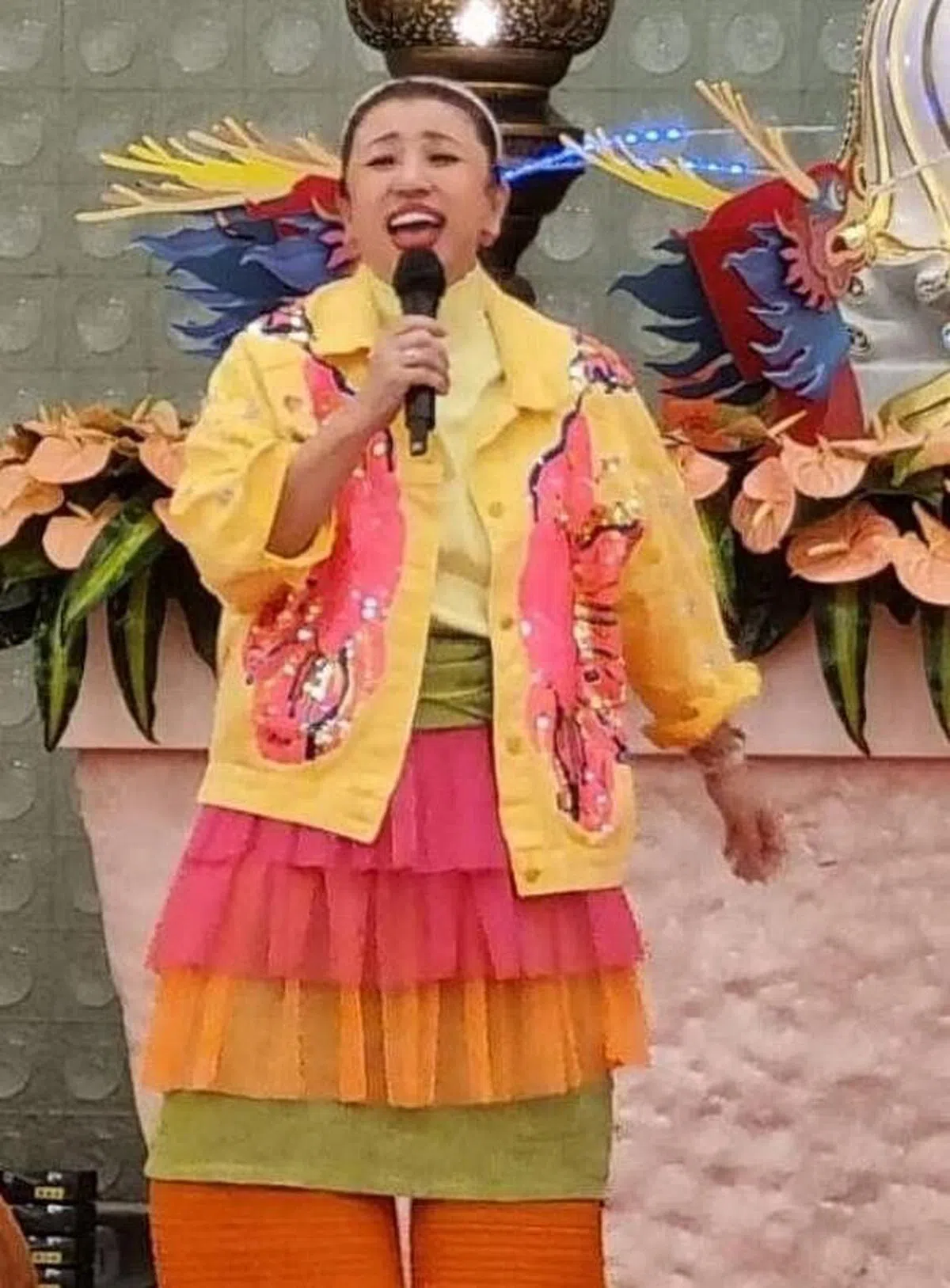 刘玲玲在佛光山大殿前义唱。（受访者提供） 