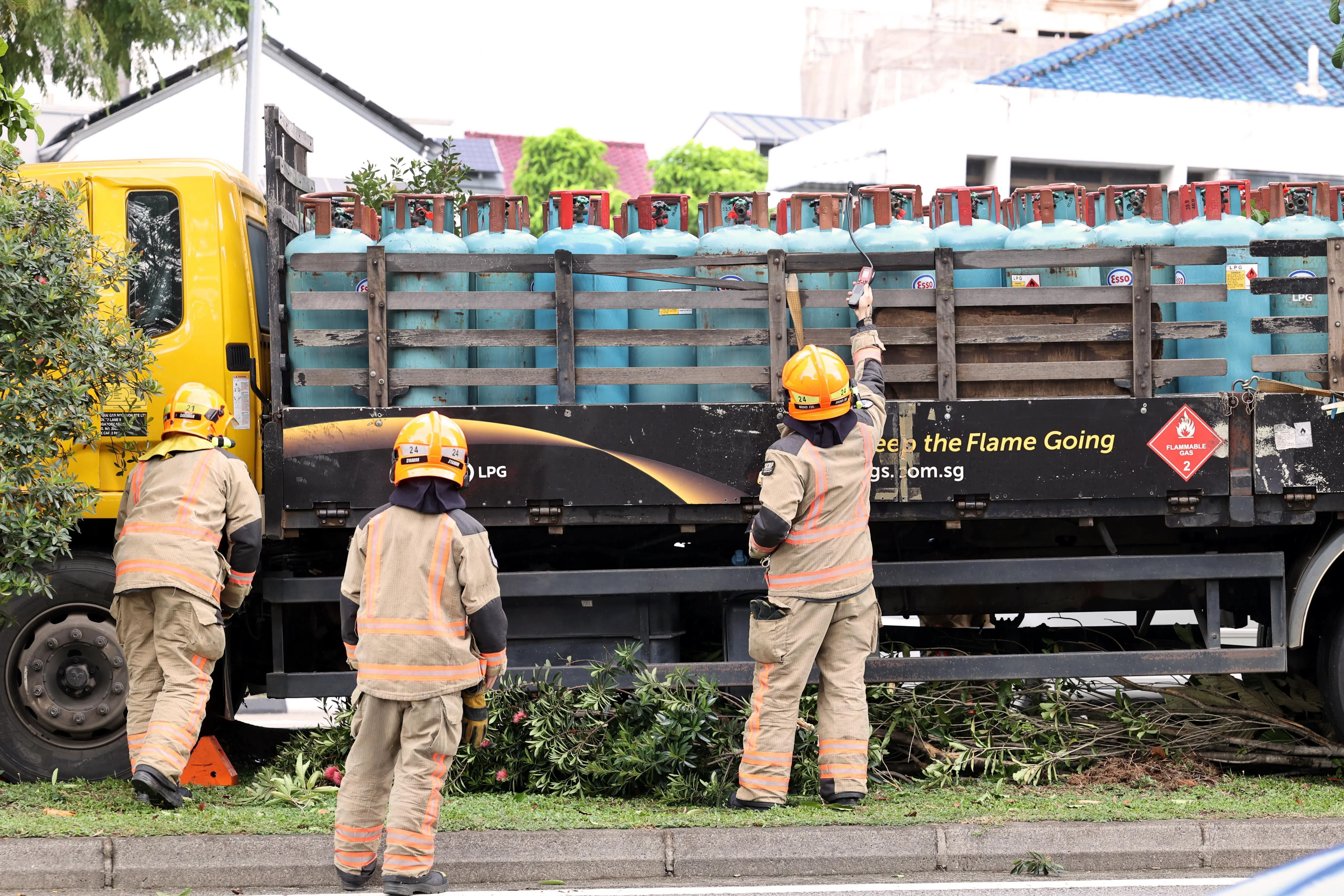 消防员使用可燃气体检测仪，检查煤气罐是否出现泄漏。（周国威摄）