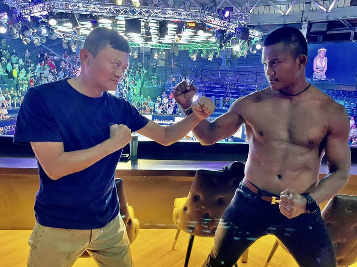 蚂蚁集团发布公告的两天前的1月5日，马云在泰国曼谷观看拳击比赛，并摆出要与泰国传奇泰拳选手班差迈过招的架势。（取自Banchamek Gym脸书） 