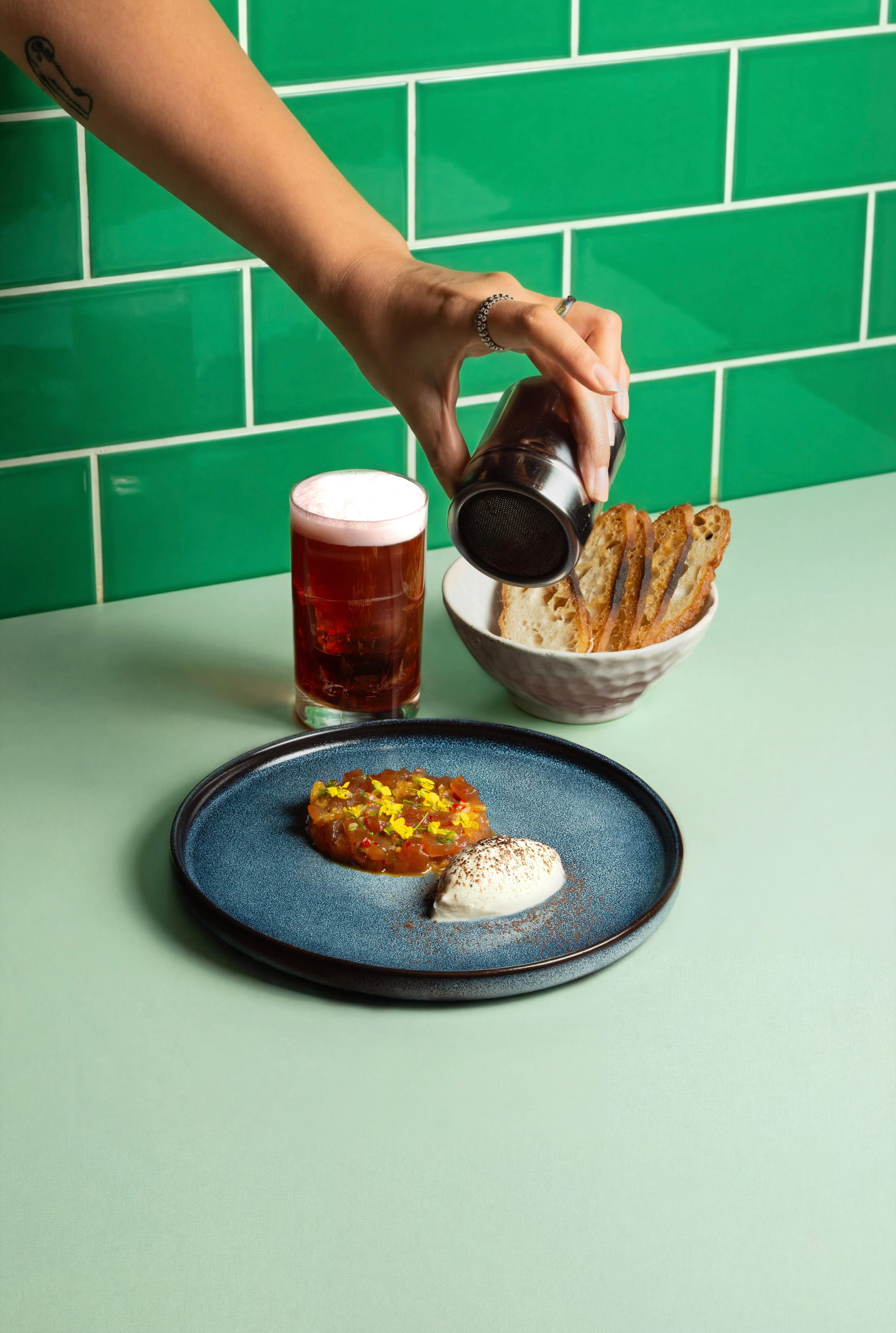 鞑靼金枪鱼配搭喜力烧酒。（品牌提供）