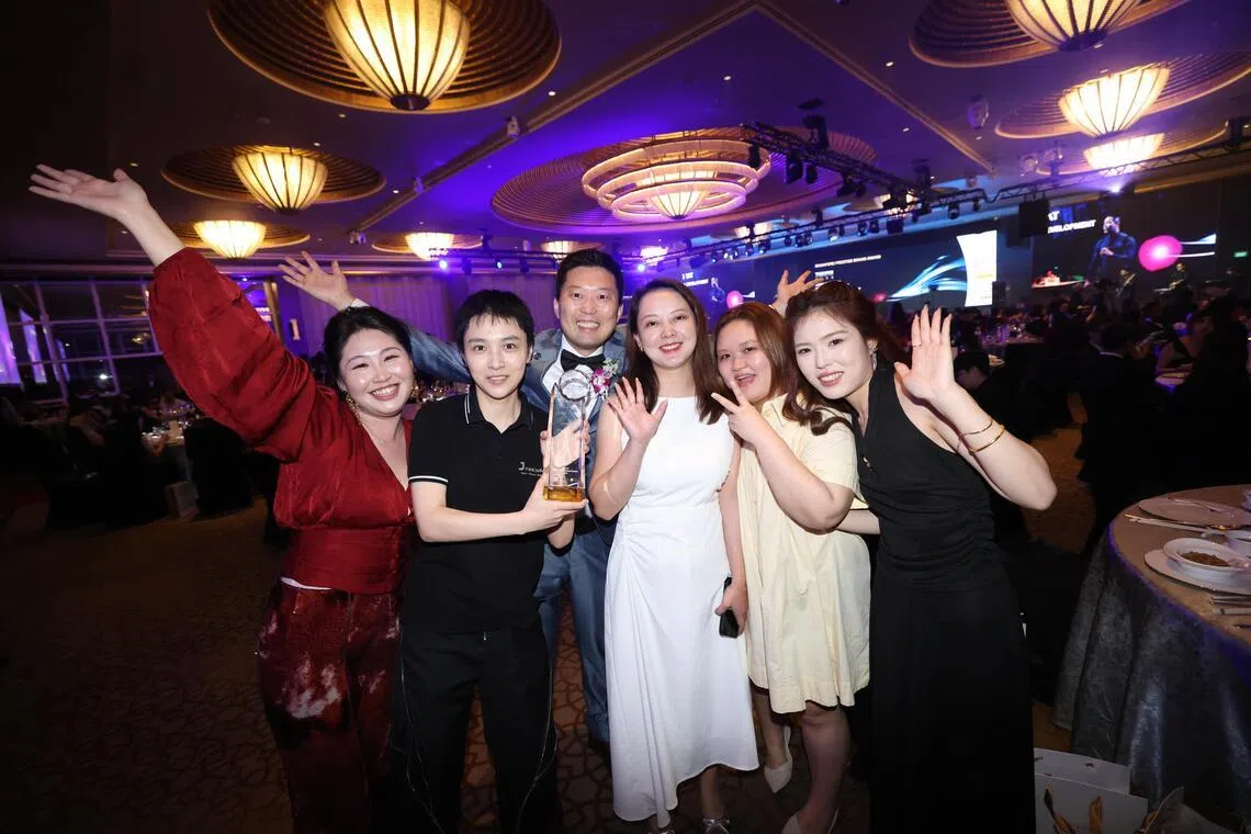 “我们得奖啦！”杰福瑞（Jeffery Adventure）团队合影。（陈斌勤摄）