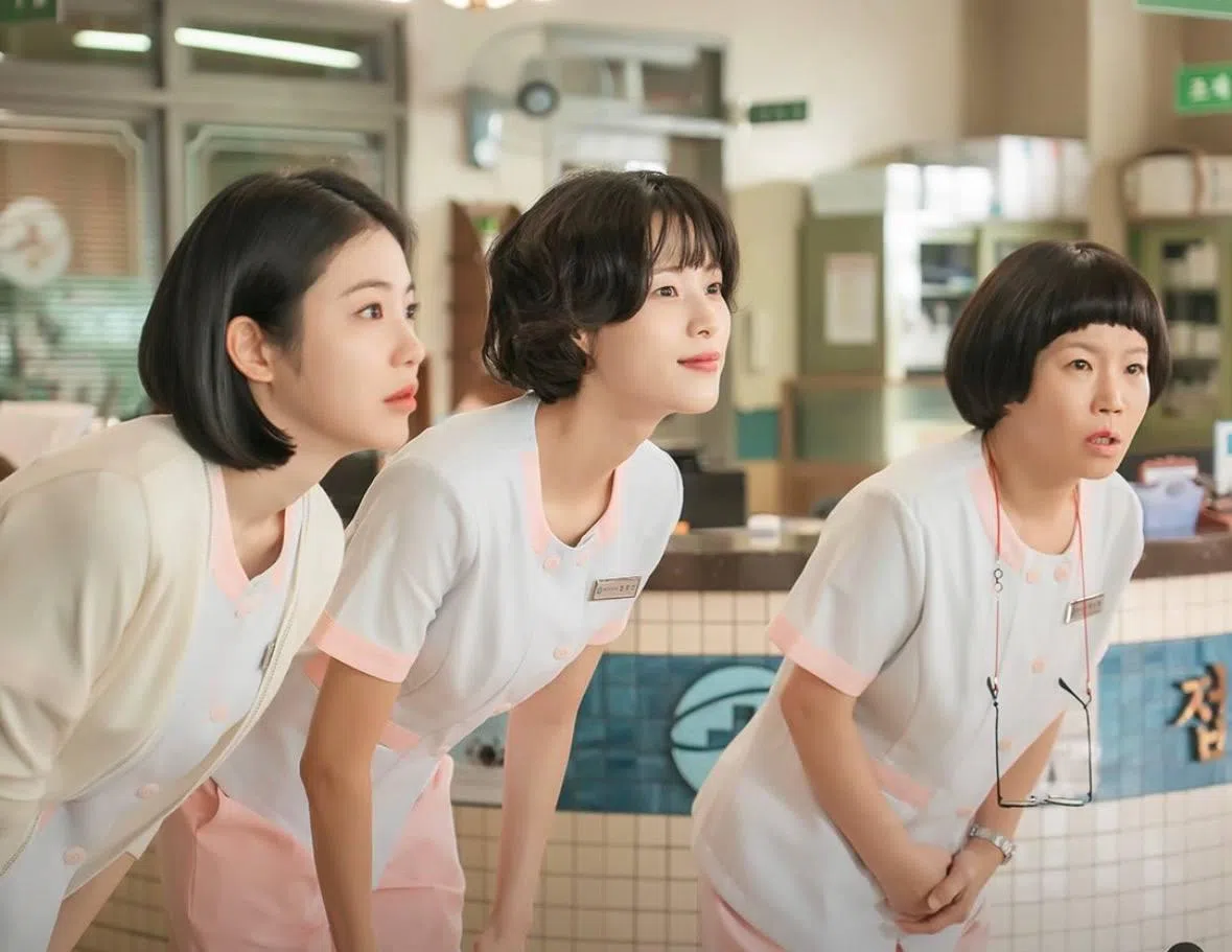 卫生所的护理师有陆遐俐（左起）、严贞璇和黄薪惠。（取自ENA Drama IG）