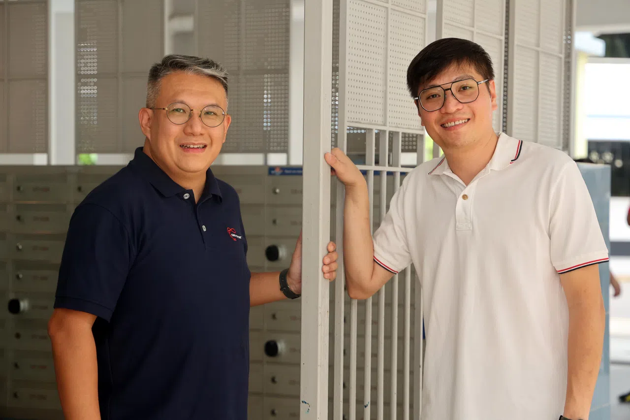 关怀家庭服务中心（军港）主任丁瑞耀（左）和军港区基层领袖黄秋进，在黄丝带社区计划下协助许多受刑人的家属。（邬福梁摄）