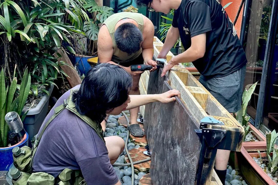 社团成员合力制作战车道具。（受访者提供）