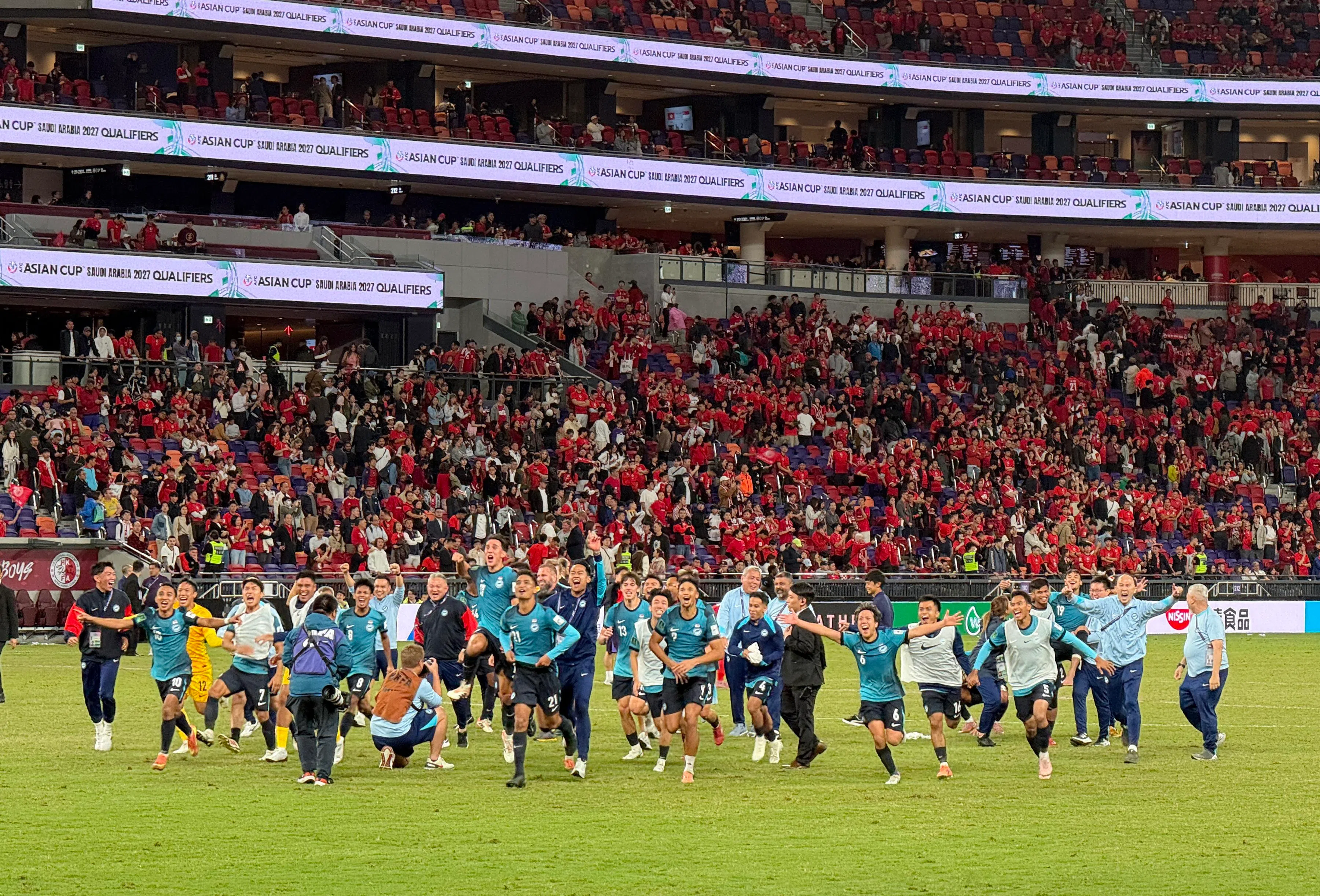雄狮队球员在2比1战胜香港，将继1984年以后再战亚洲杯正赛后，跑向我国球迷看台庆祝。（档案照片）