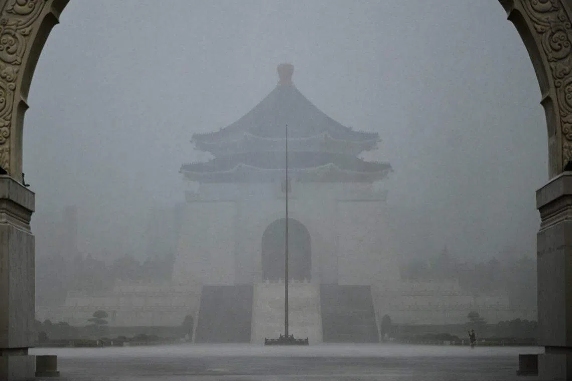 这股气旋已登陆台湾宜兰，当地22县市已连续两天停班停课，预计星期四下午到傍晚逼近福建中北部沿海。图为台北的中正纪念堂。（法新社）
