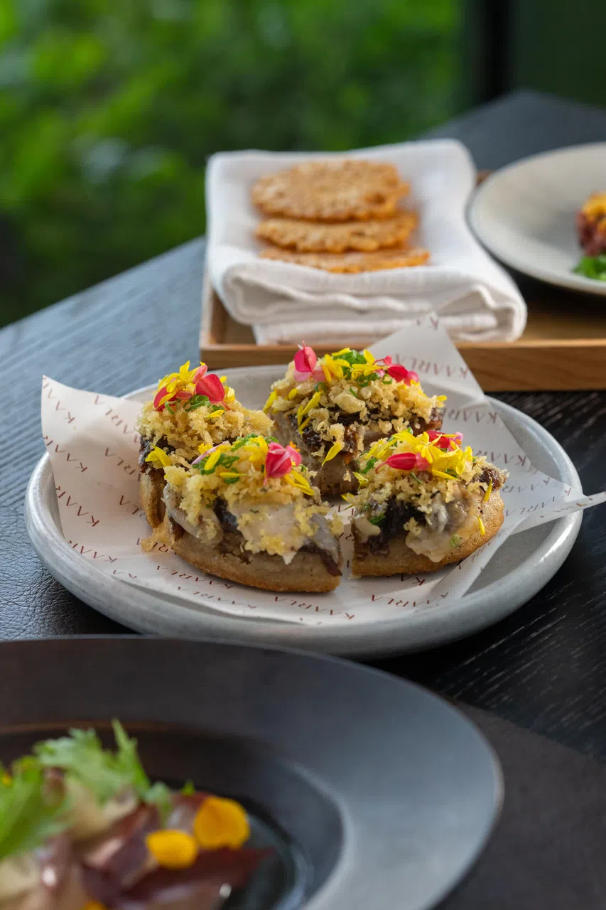 照烧洋葱果酱带孔面包（crumpet），做法是将圆形酸种带孔面包放在火上烤至酥脆，再铺满照烧洋葱果酱。（餐馆提供）