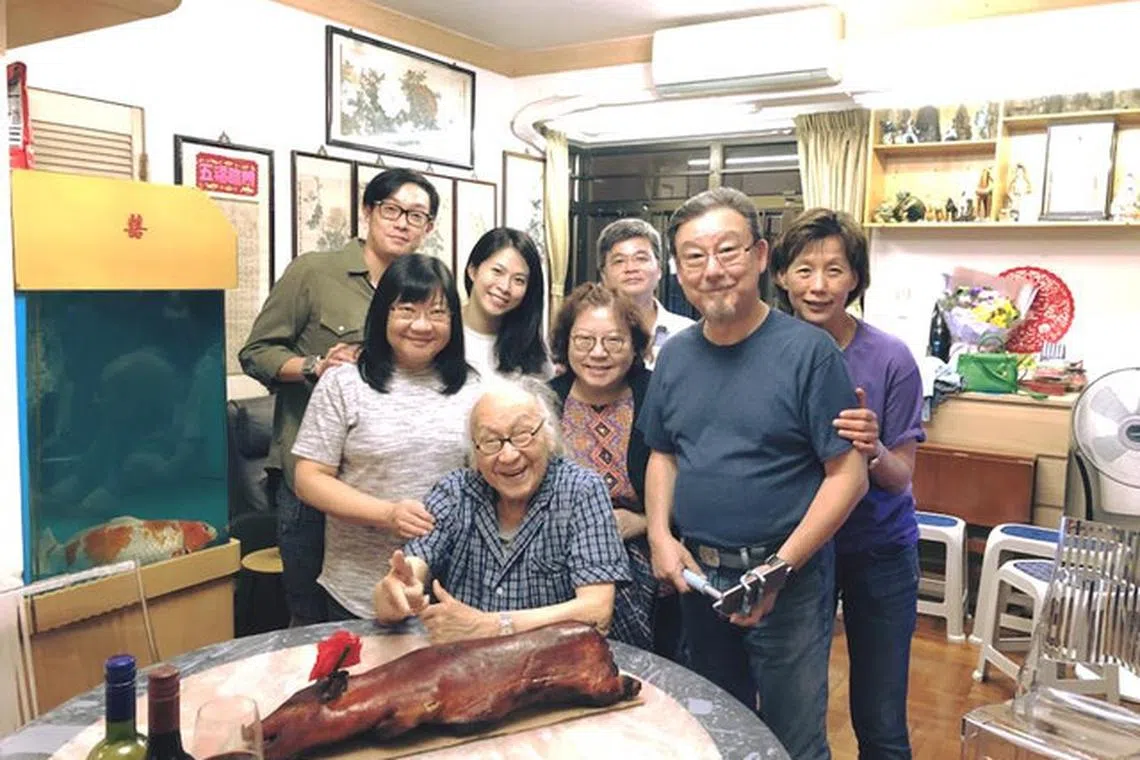 俞明（前排）96岁时和家人庆祝生日。（取自脸书）