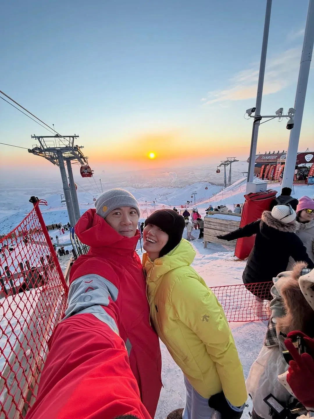 白薇秀（右）是滑雪初学者，意外发生时和戚玉武在不同滑雪道滑雪。（取自戚玉武IG）