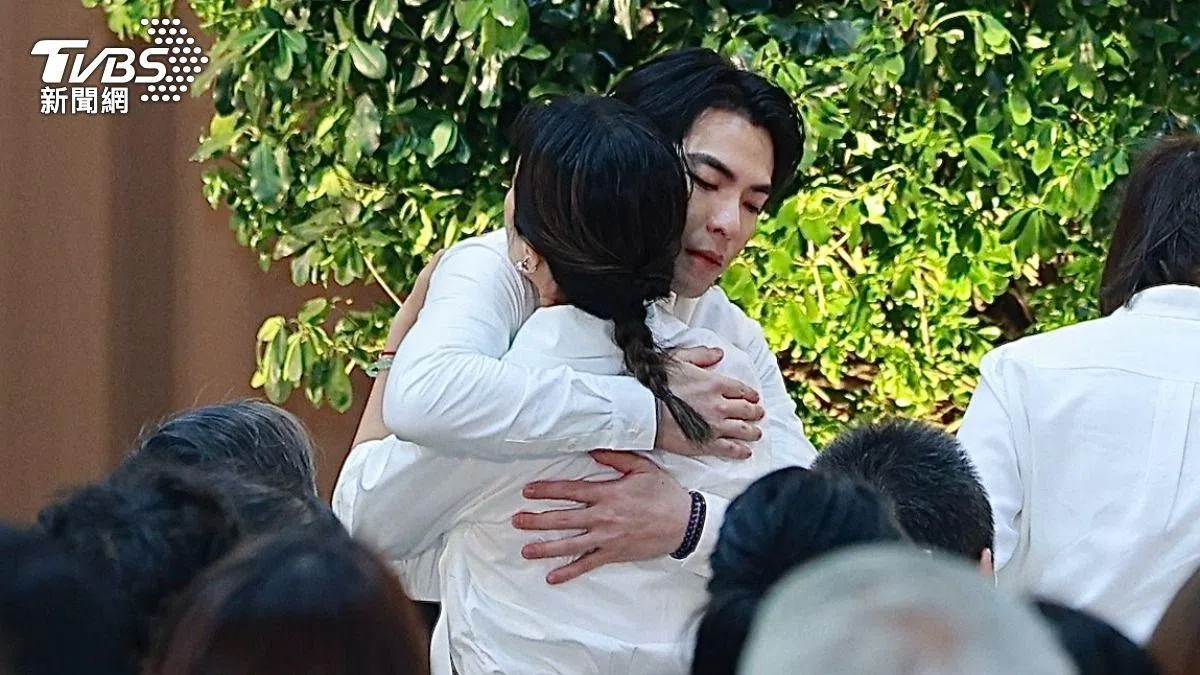 萧敬腾拥抱爱妻。（TVBS新闻网）