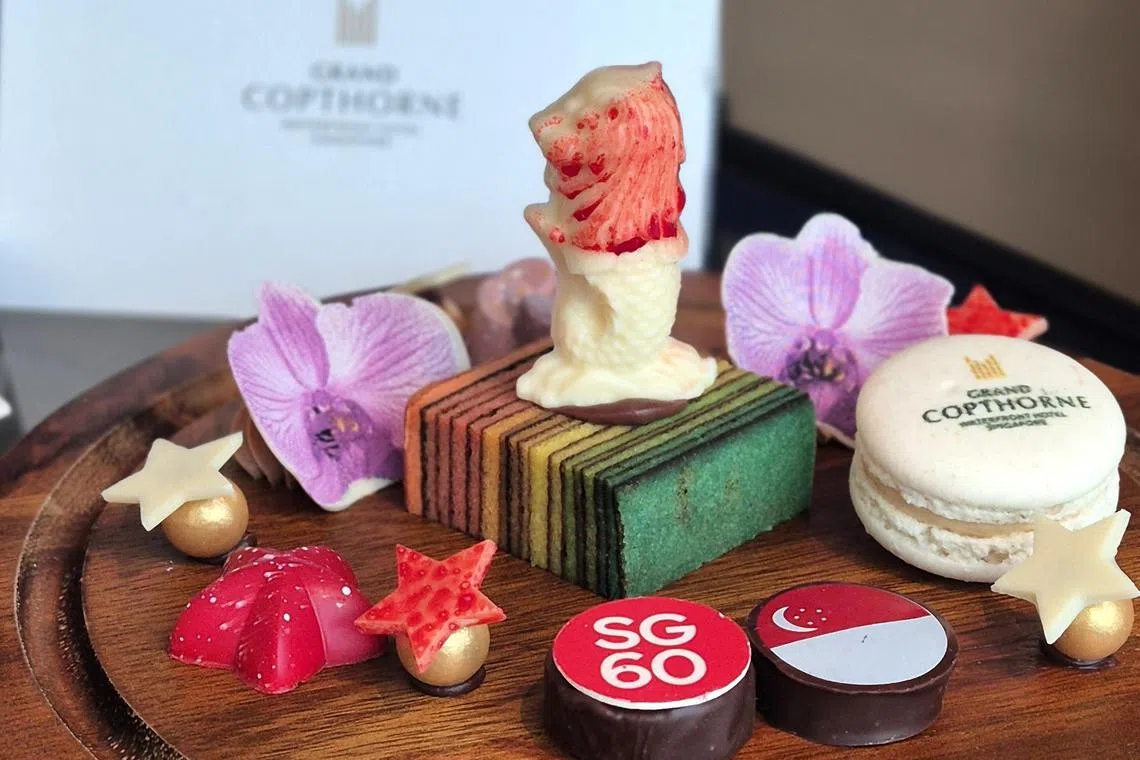 尊贵河景客房内的国庆主题迎宾巧克力和甜点。（陈爱薇摄）