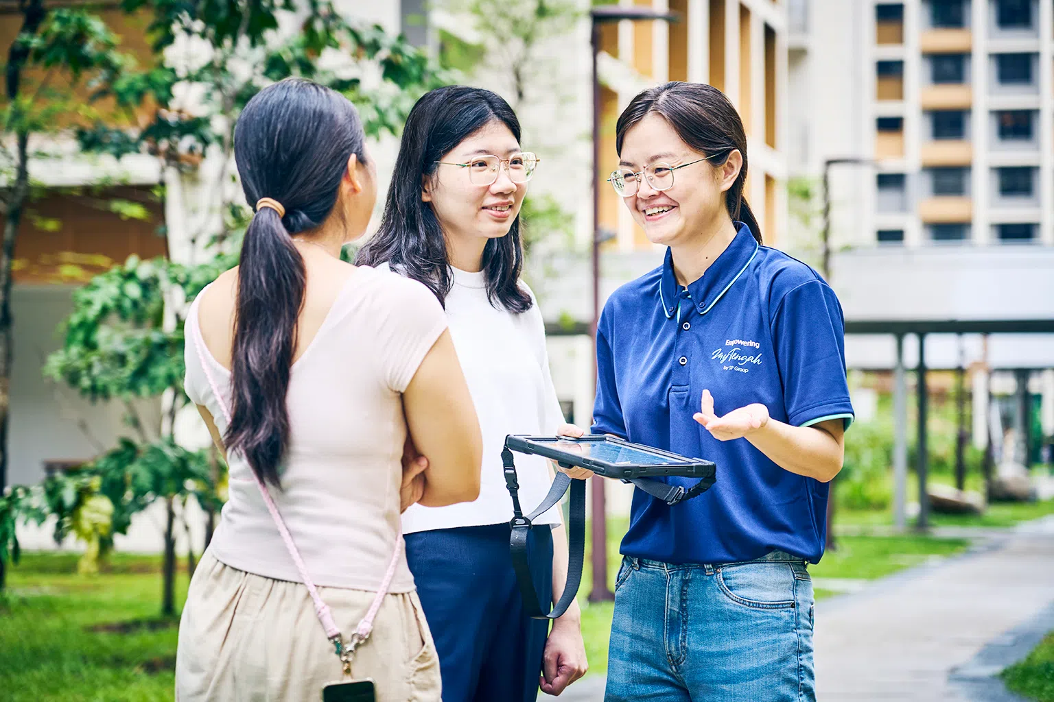 当居民遇到问题时，工程团队选择尽快给居民一个交代，亲自上门沟通情况、排查现场。（新报业媒体）