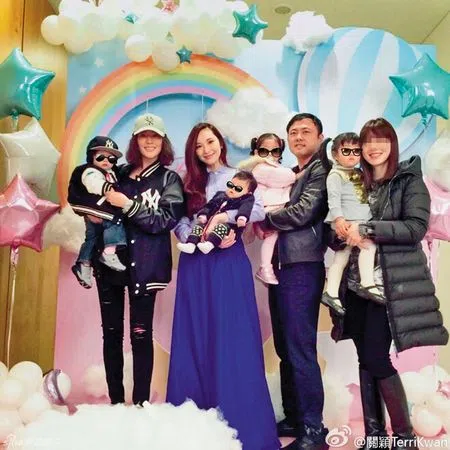 吴佩慈（左三）跟纪晓波（右三）没结婚却生了孩子，他们曾在2016年为儿子庆生，左二是受邀的好友关颖。（取自艺人脸书）