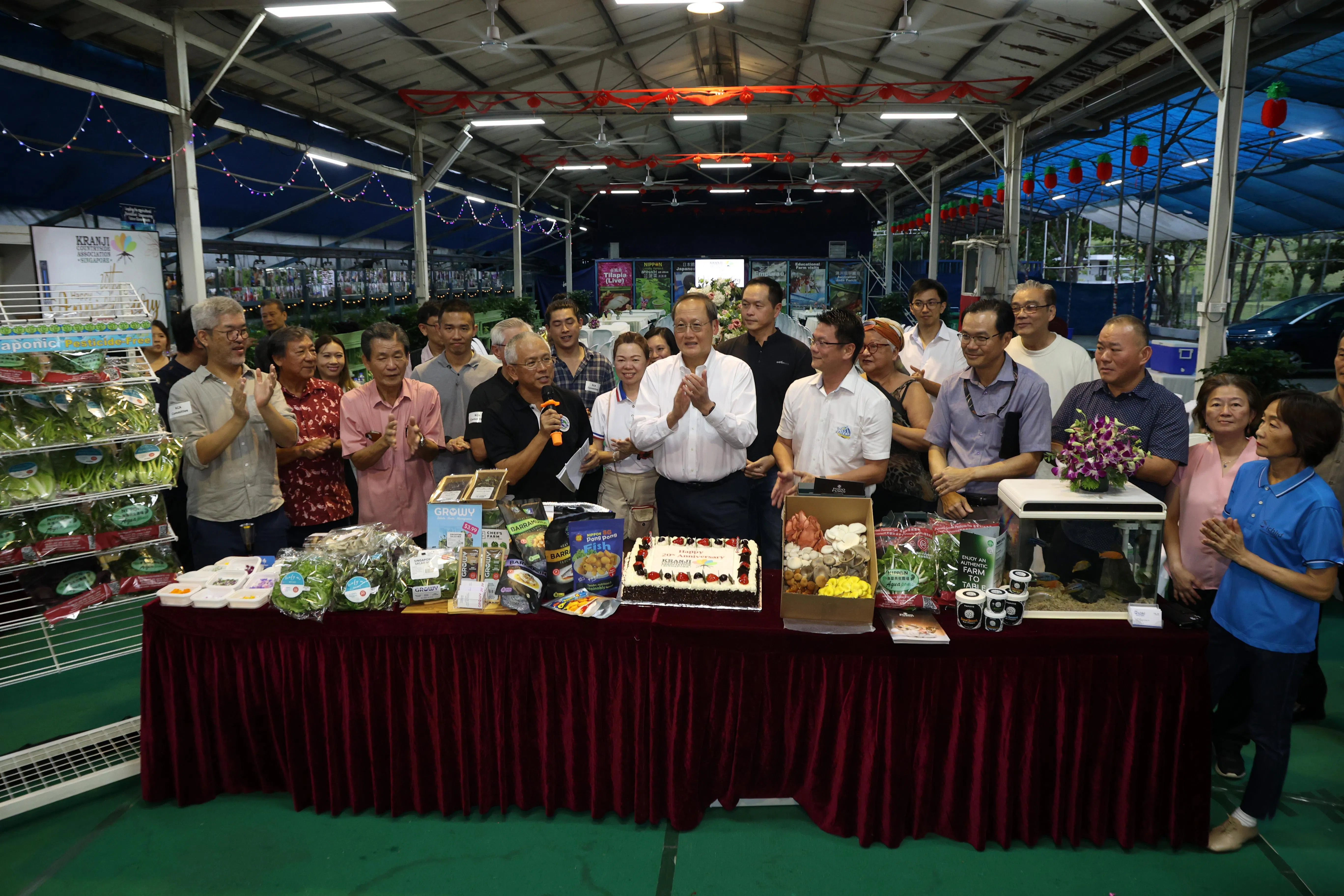 在晚宴上，人力部长陈诗龙医生（白衣长袖）应邀切蛋糕，随后与会长王典宝（持麦克风）、副会长叶国清（白衣短袖），以及新旧委员会成员合影。（邝启聪摄）