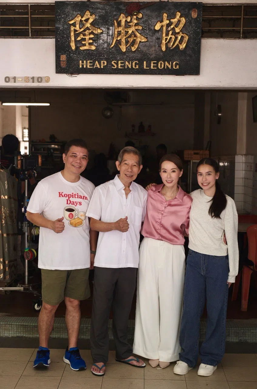 导演王国燊（左起）连同《晨报》主要演员杨世彬、林湘萍和混血童星Jennifer Wilkinson。（Clover Films提供）