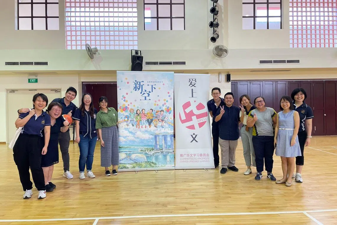 武吉巴督中学老师出席音乐会后合影。左一是受访的张悦老师。（受访者提供）