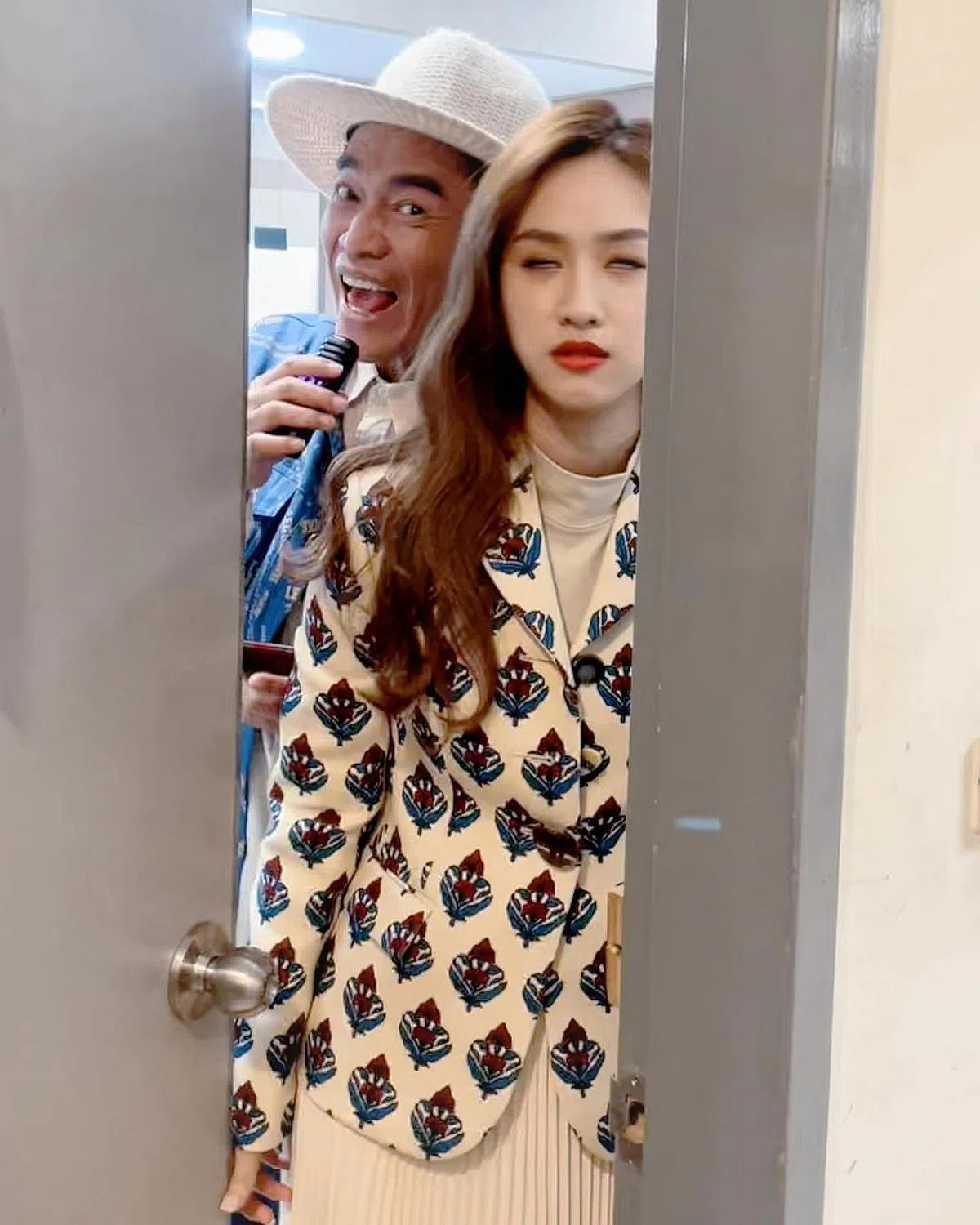 吴宗宪大女儿吴姗儒在IG上传搞怪照，称“我这小明星后面总是有你这个大跟班”。（图/IG）