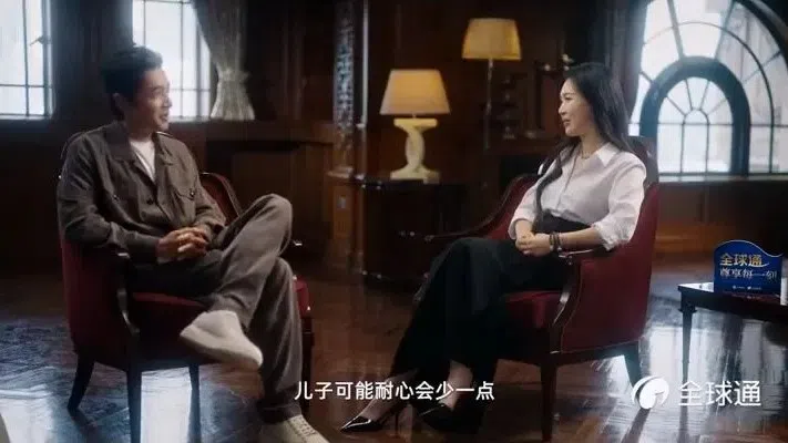 胡歌（左）接受田朴珺访问，谈到对女儿和儿子的教育方式不同。（互联网）