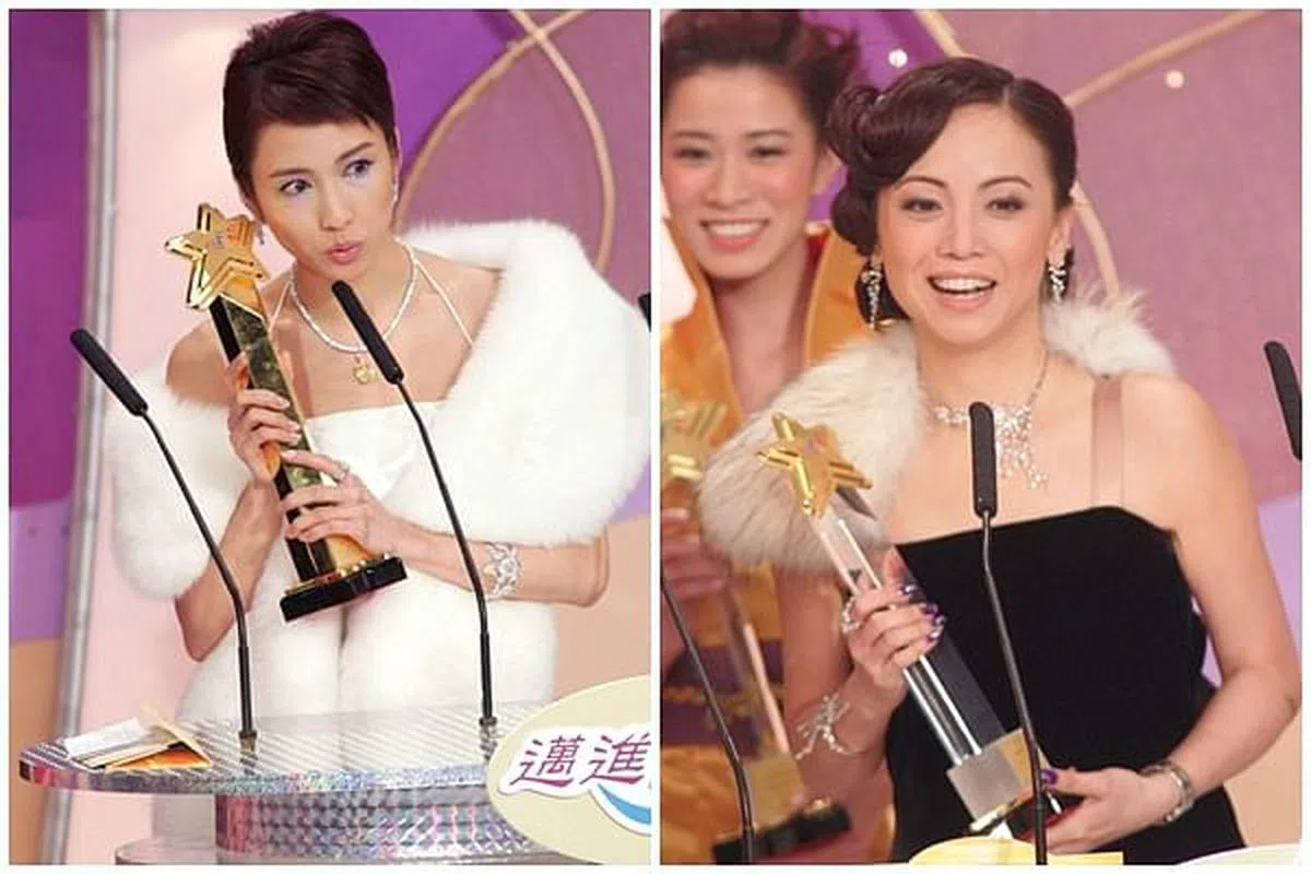 2004年，黎姿（左）和邓萃雯争夺“我最喜爱的女主角”奖。（互联网）