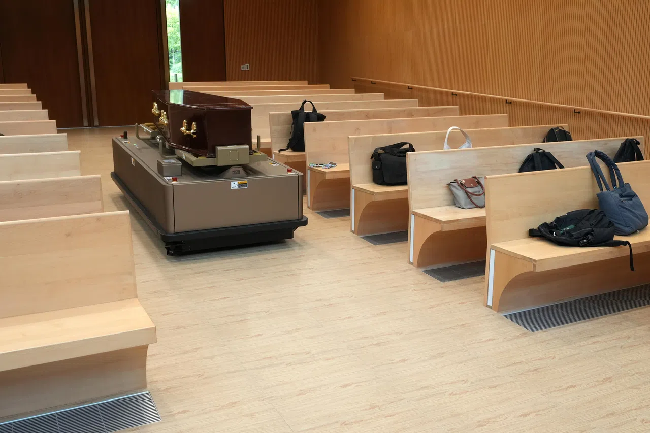 新火化场将有自动导引车，借助沿途设置的感应器，将棺木从灵车停靠处运送至仪式厅。（谢智扬摄）